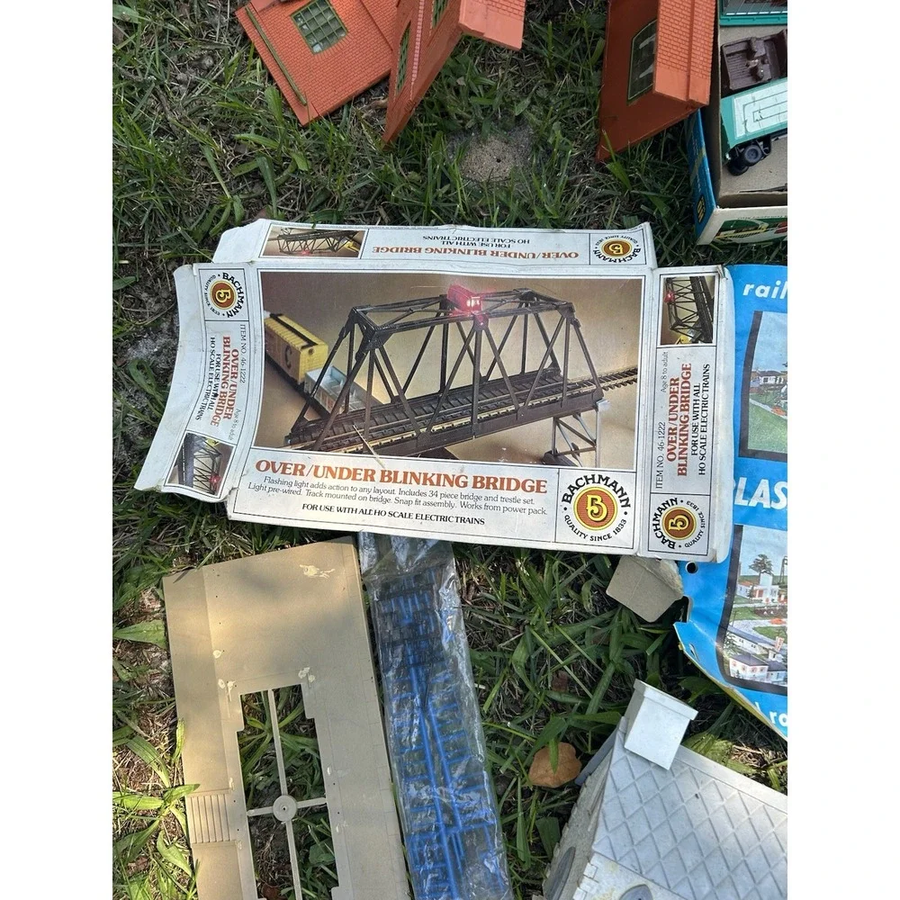 Vintage HO Scale Model Buildings Bridges Lot Plasticville Lionel Bachmann Etc